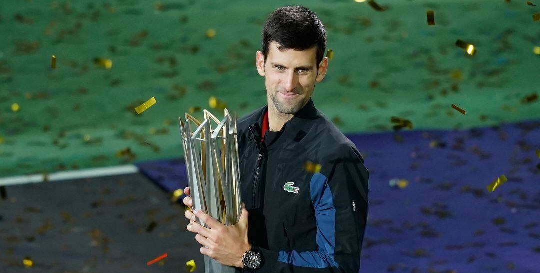 Djokovic posa con el trofeo del Máster de Shanghái