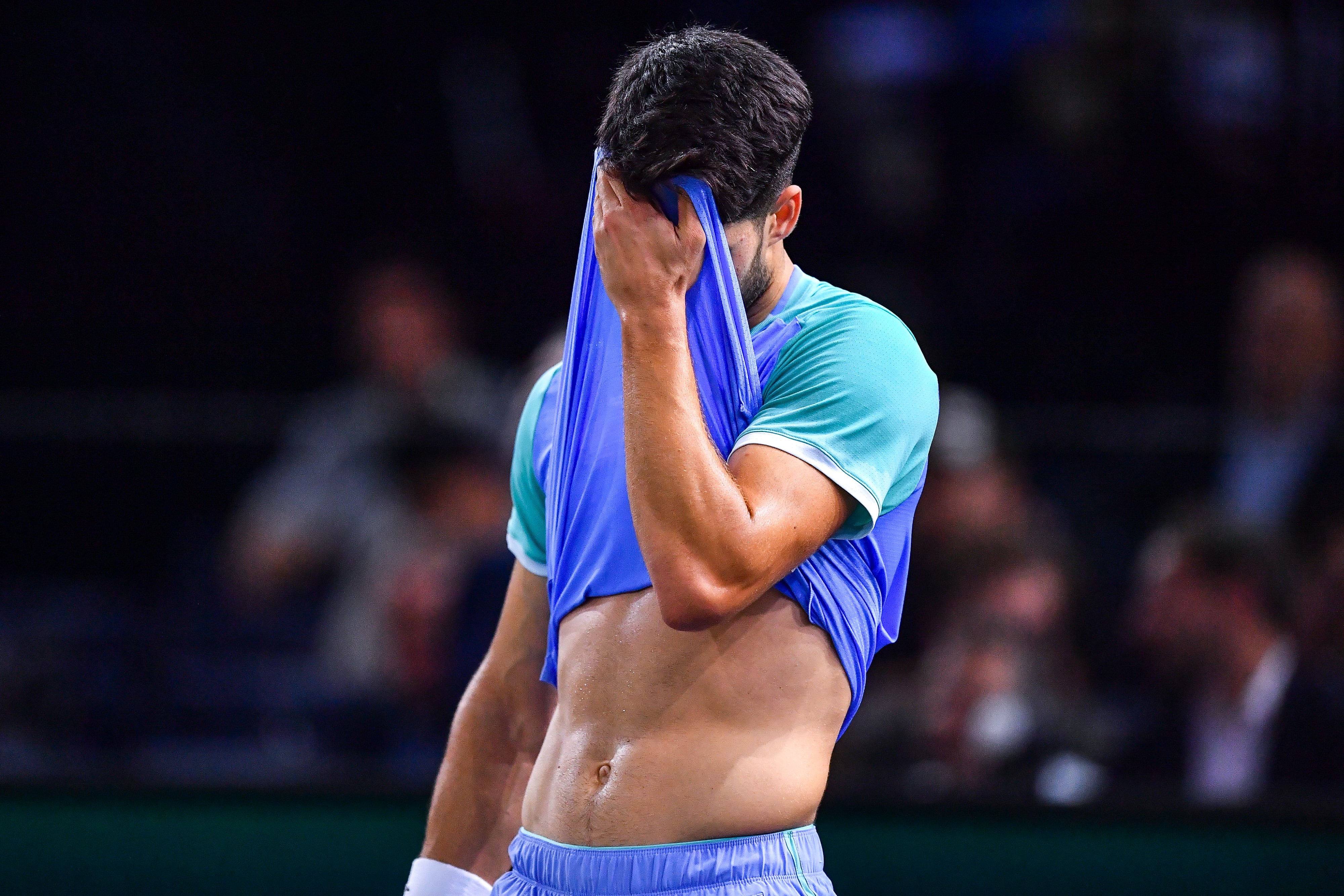 Carlos Alcaraz se lamenta durante los octavos de final de París-Bercy 2024