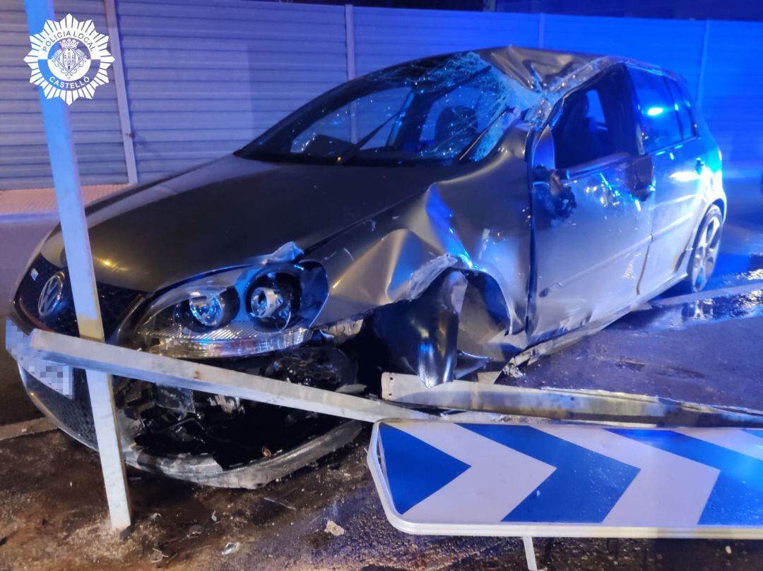 El coche, un Volkswagen Golf negro, quedó totalmente destrozado