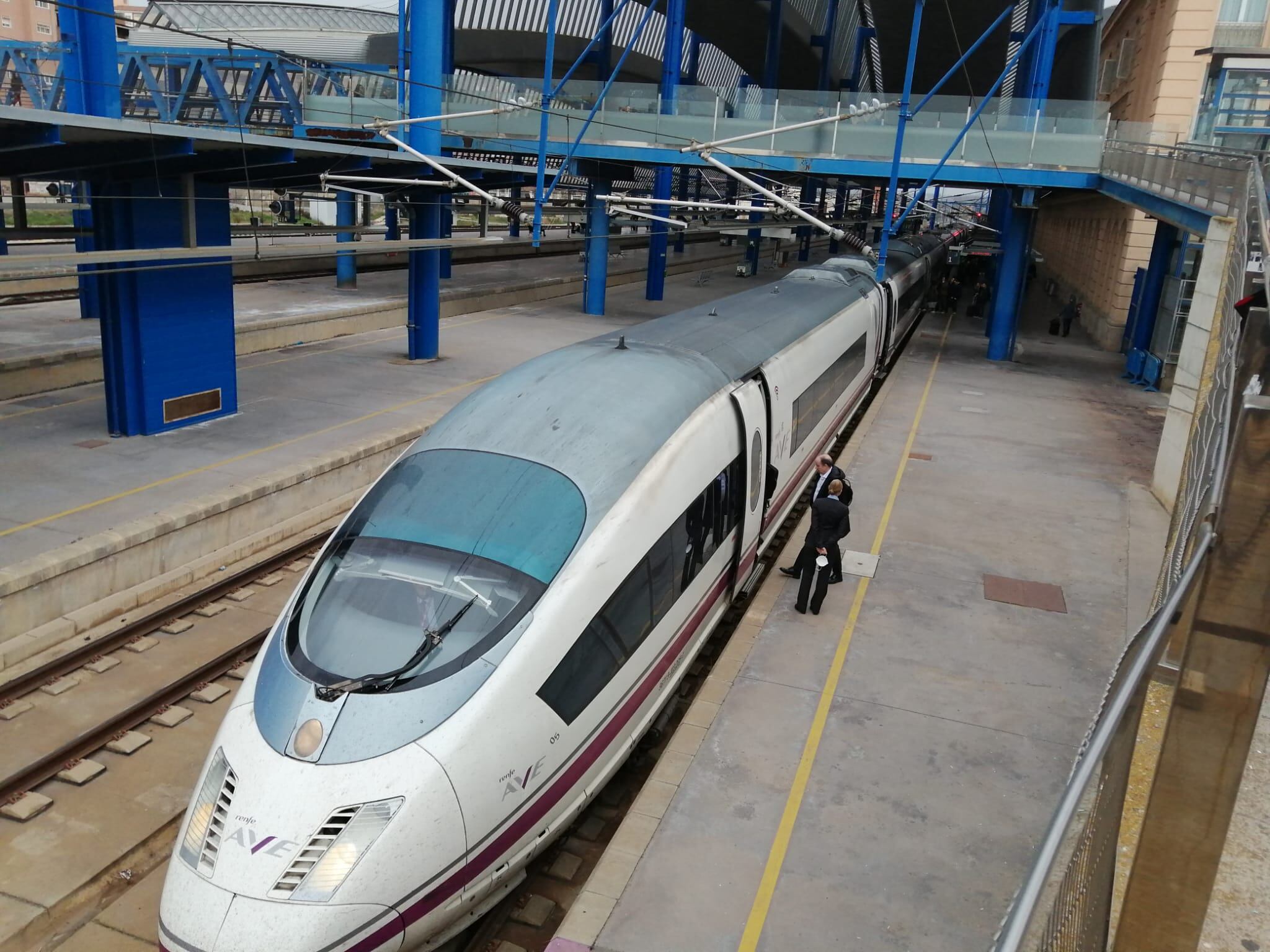 Un dels trens AVE que han prestat servei aquest dimarts 21 de febrer a la ciutat de Lleida. Foto: Ràdio Lleida.