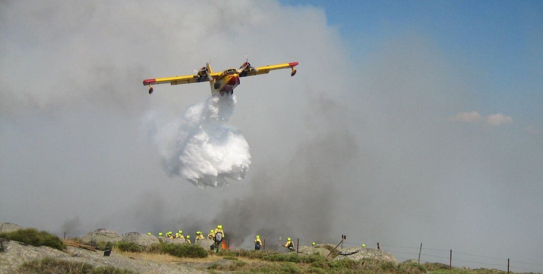 Hidroavión anfibio de extinción del MAGRAMA. Incendio.