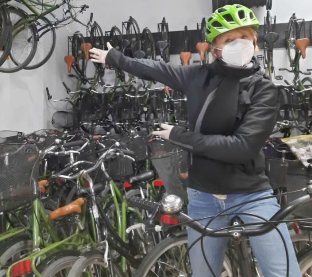 Kay Farrell, directora de una empresa de Málaga que presta gratis bicicletas a trabajadores esenciales para facilitar sus desplazamientos