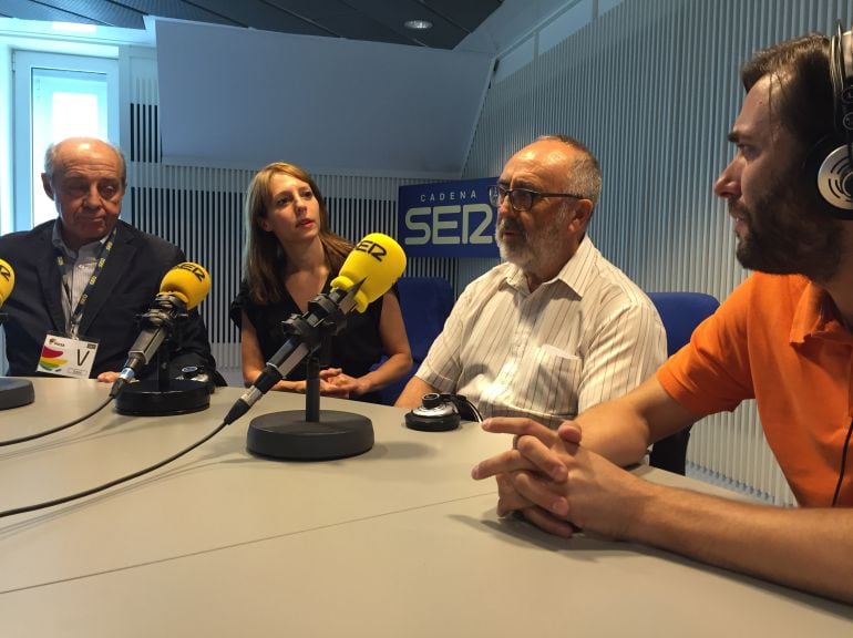 El periodista Bonifacio de la Cuadra y el abogado Gonzalo Martínez Fresneda junto a Macarena Berlín y Pedro Jiménez. 