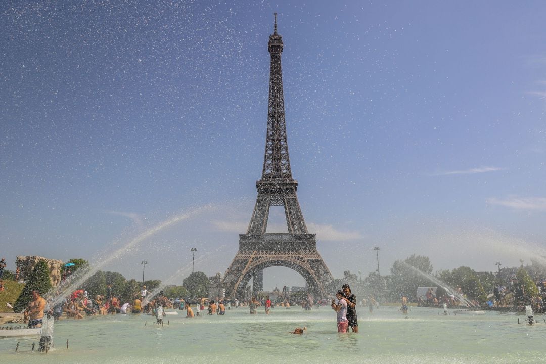 Los jardínes de Trocadero inundados de gente después de que París superara los 40 grados. 