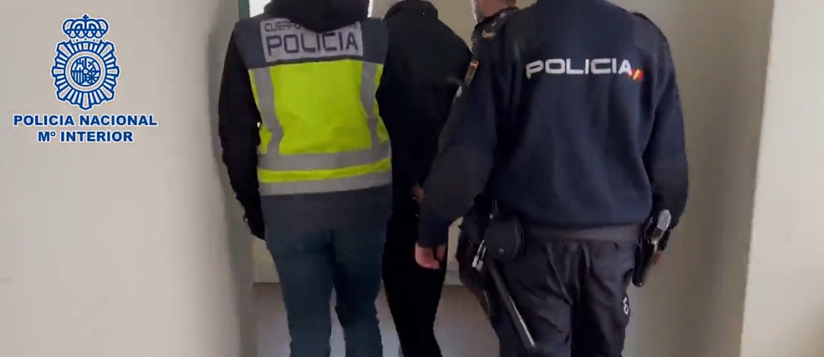 Momento de la detención de uno de los supuestos autores de robos con intimidación en comercios de Leganés, Getafe y Madrid.