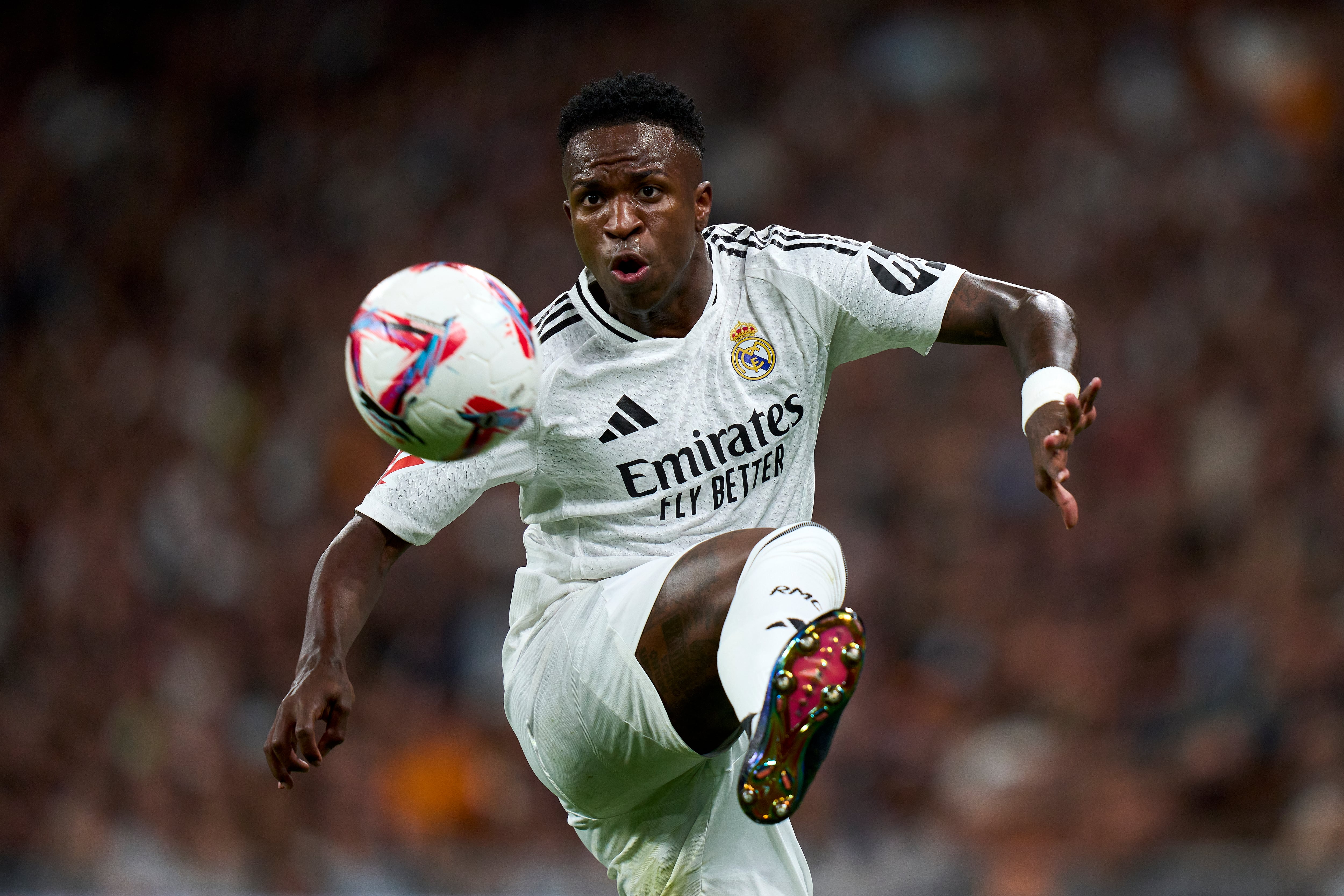 Vinicius Júnior contra el balón durante un partido con el Real Madrid