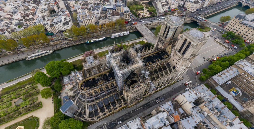 Notre Dame vista desde arriba tras el incendio del pasado lunes.