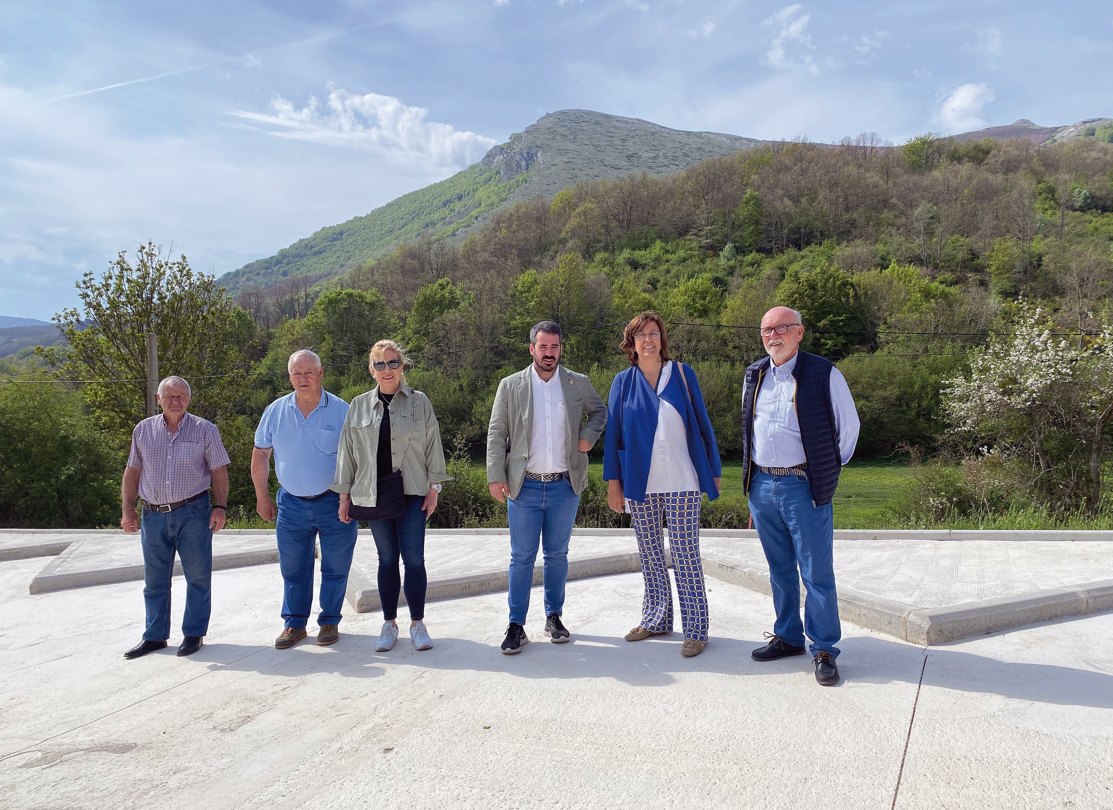 Visita a Ruesga para conocer las nuevas plazas de aparcamiento