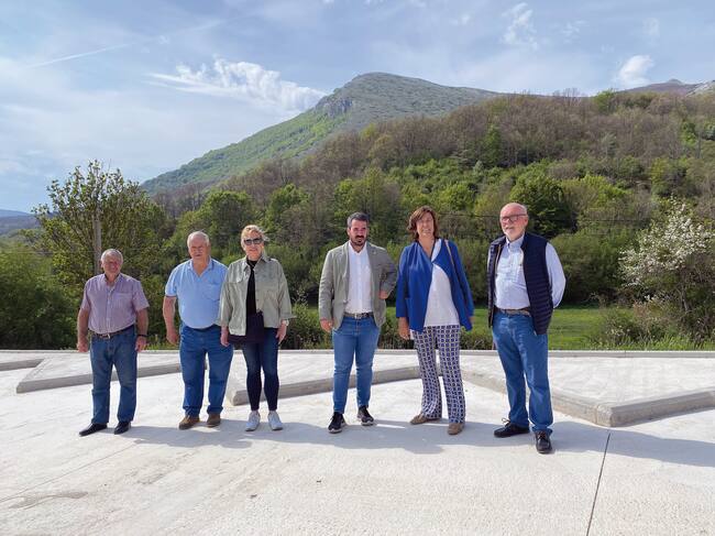 Visita a Ruesga para conocer las nuevas plazas de aparcamiento