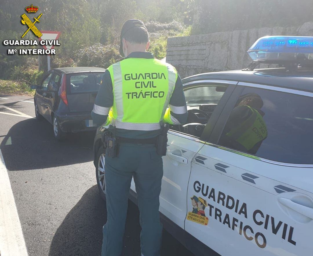 Un vecino de Barro, acusado de saltarse un control de Tráfico e intentar arrollar a un agente