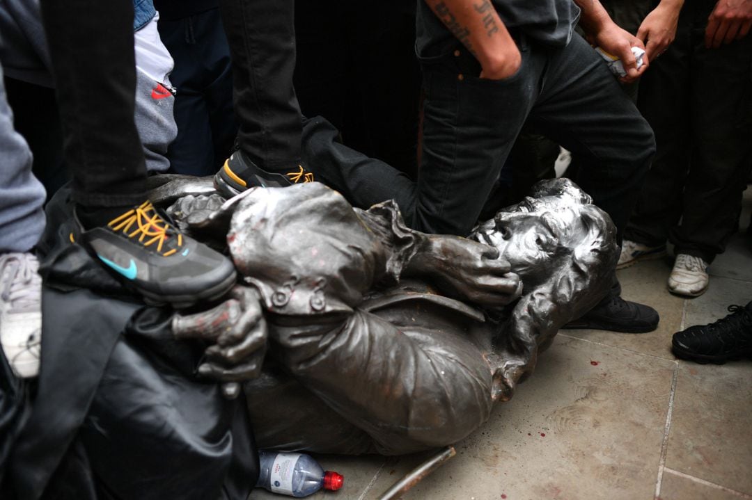 La estatua del esclavista Edward Colston, derribada este domingo en Bristol por un grupo de manifestantes en apoyo a la campaña Black Lives Matter que denuncia la muerte violenta de George Floyd a manos de la policía.