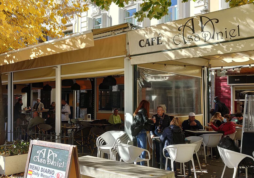 Terrazas de establecimientos hosteleros con granadinos y turistas este mes de noviembre en la Plaza de Bib-Rambla de Granada