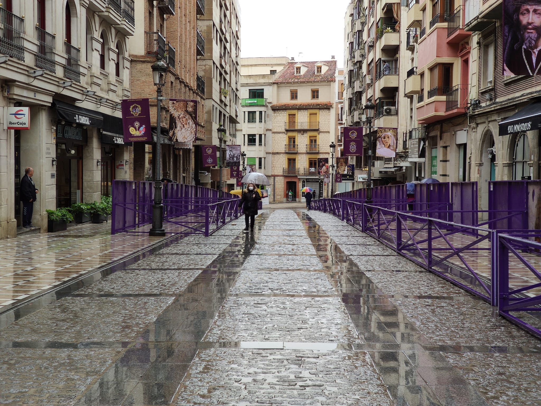 Calle céntrica de Jaén capital, preparada para los días de Semana Santa