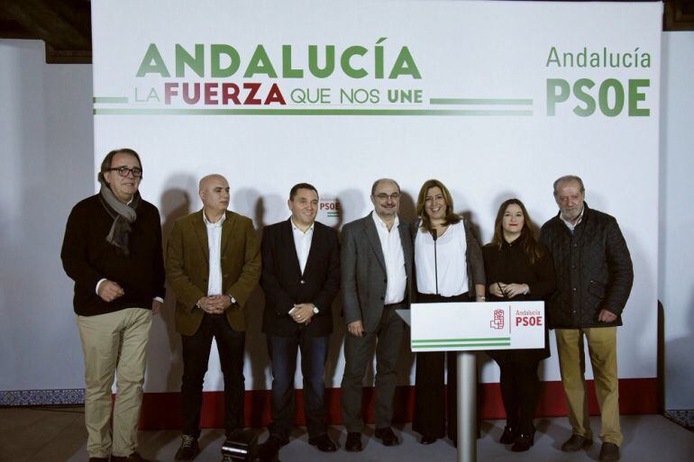 Javier Lambán, junto a Susana Díaz, en el acto de los socialistas en la localidad sevillana de Umbrete