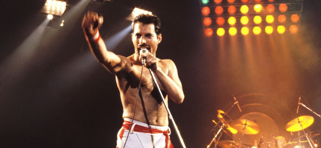 Freddie Mercury, cantante de Queen, durante una de sus actuaciones