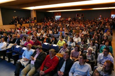 La Casa de Cultura se quedó pequeña en la visita de Francino a Aranda