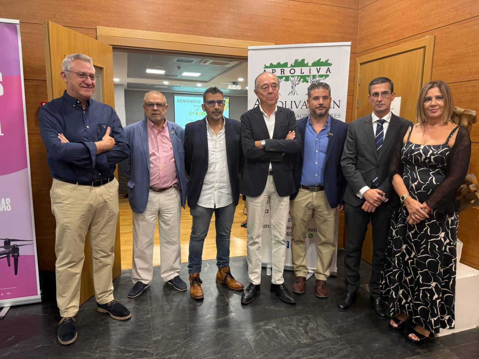 Foto izquierda a derecha: Florian Gueto Gras (Directivo de Aproliva Jaén), Francisco Molina Molina (directivo de Aproliva), Joan Notario (Ceo de Aicor), Jerónimo Manrique Cecilia (presidente de Aproliva Jaén), Antonio Javier Jaén (Responsable de dpto. informático de Aproliva Jaén), Fernando Planelles Carazo (director general de Caja Rural de Jaén) y Yolanda Olmo Espinosa (Gerente de Aproliva Jaén).