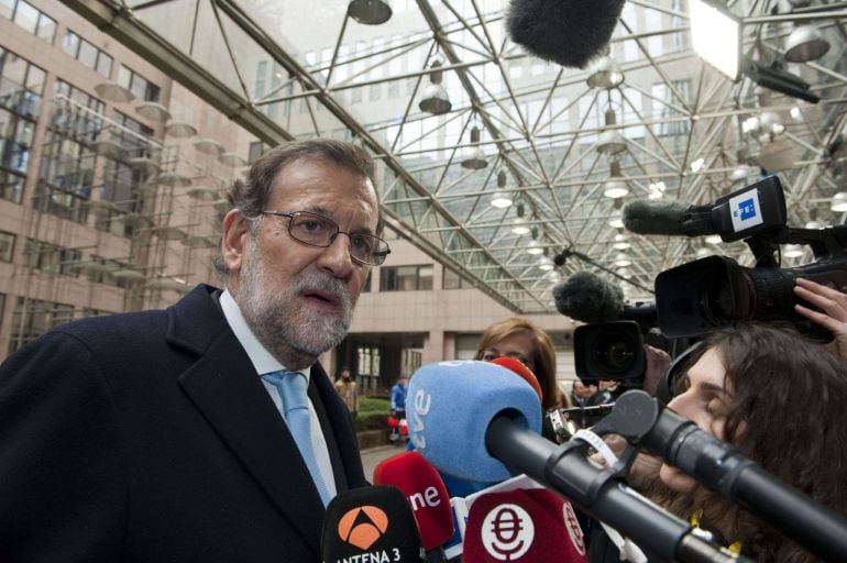 El jefe del Gobierno en funciones, Mariano Rajoy, atendiendo a los medios en la sede del Consejo Europeo en Bruselas el pasado lunes