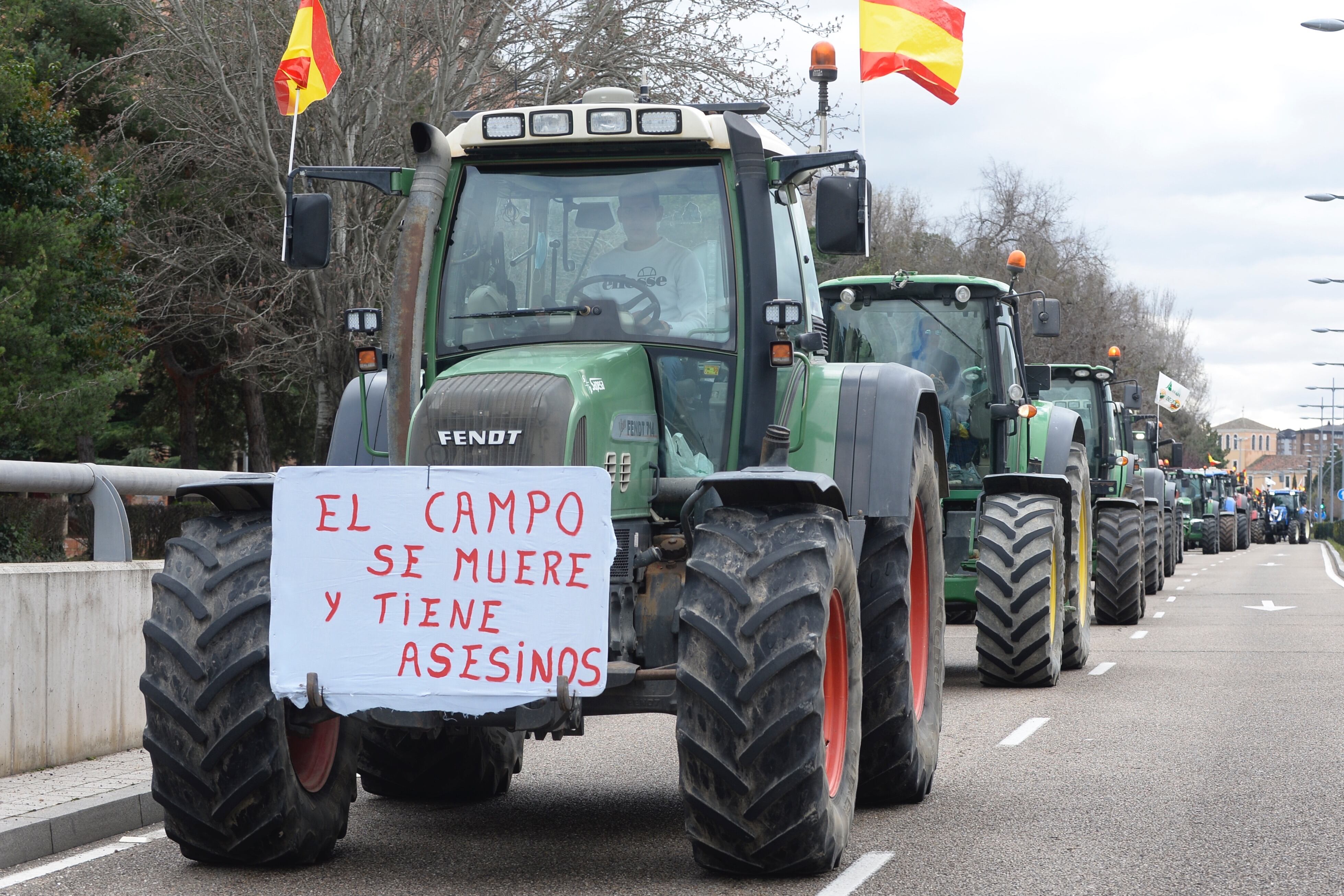 VALLADOLID, 04/03/2022.- Varios tractores participan en una marcha de protesta llamada &quot;Caravana por el campo&quot;, convocada por las organizaciones agrarias Asaja, Coag y UPA, por las calles de Valladolid, este viernes. EFE/NACHO GALLEGO
