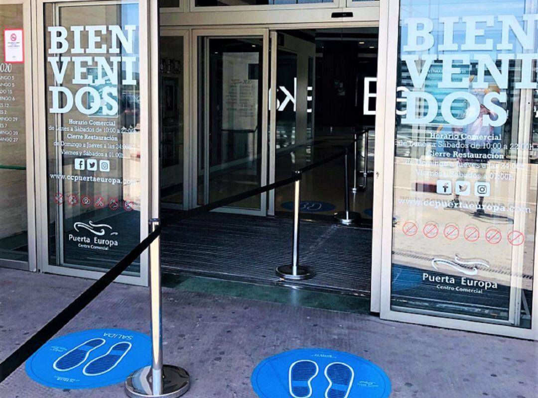 Entrada del centro comercial.