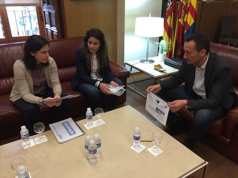 El alcalde ha recibido a las responsables de Decathlon Elche