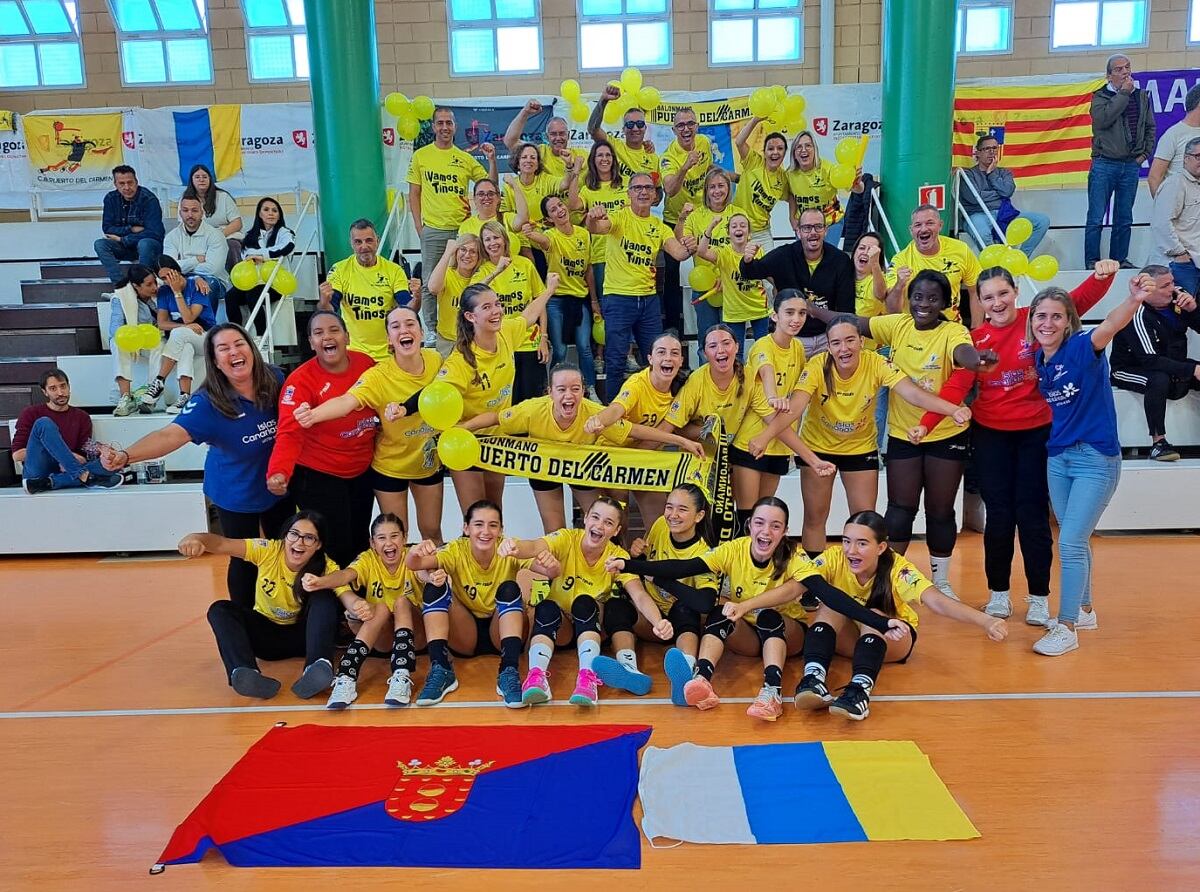 Las infantiles del Puerto del Carmen celebrando su pase a la final del Campeonato de España.