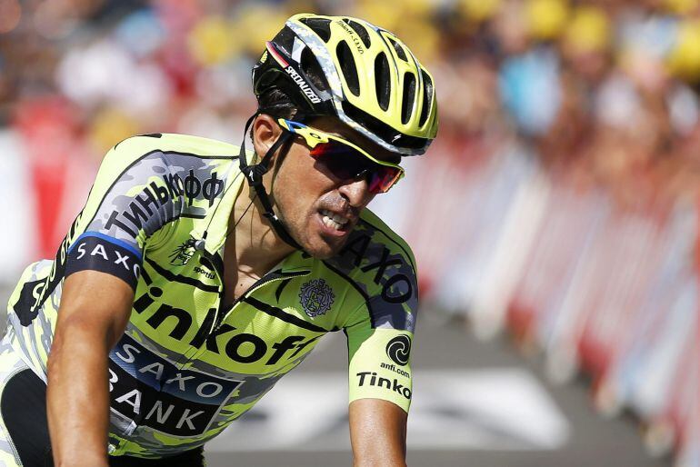 Alberto Contador cruza la línea de meta de la decimoprimera etapa 