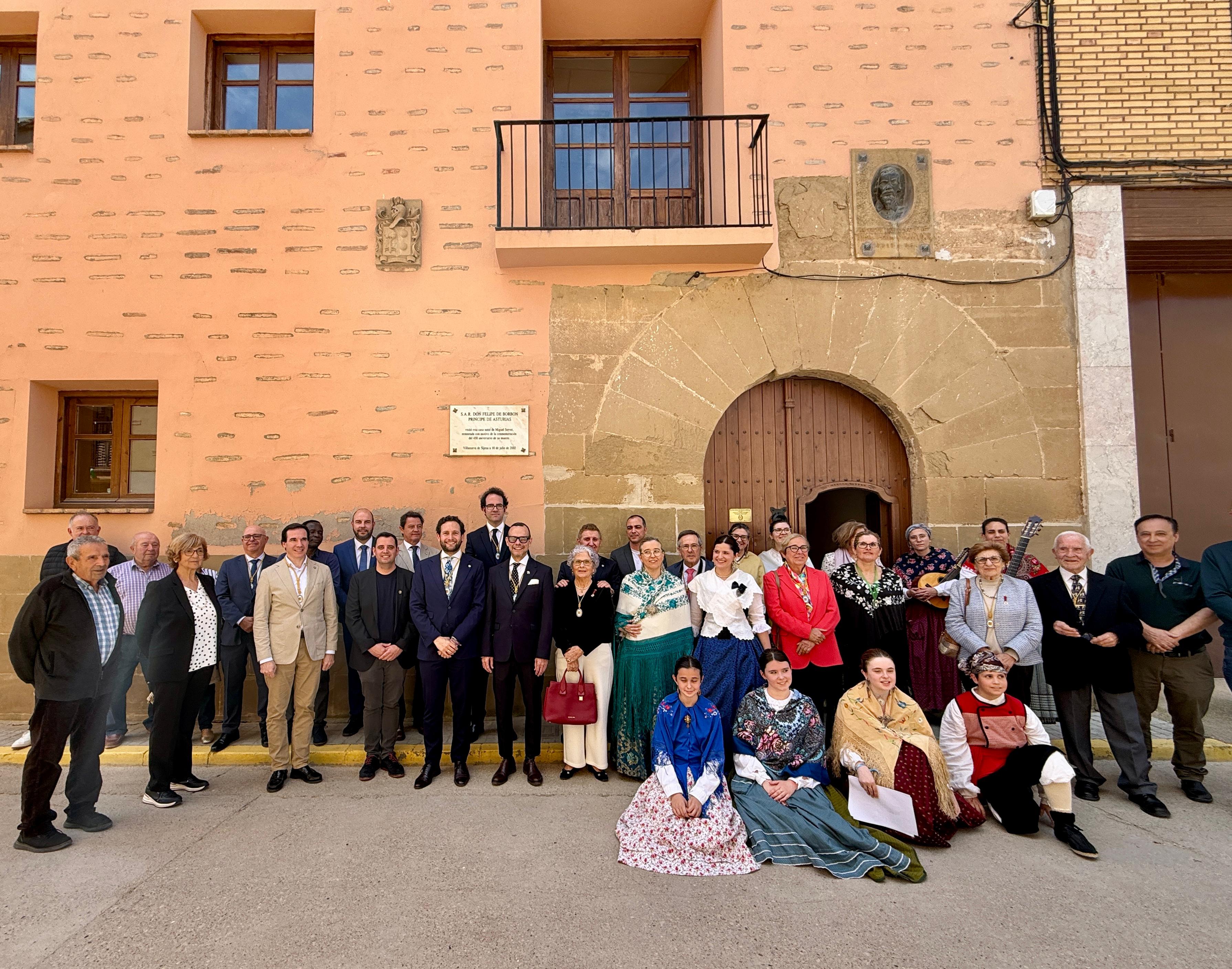 Participantes en la celebración del 50º aniversario del Instituto de Estudios Sijenenses, a las puertas de la casa natal de Miguel Servet
