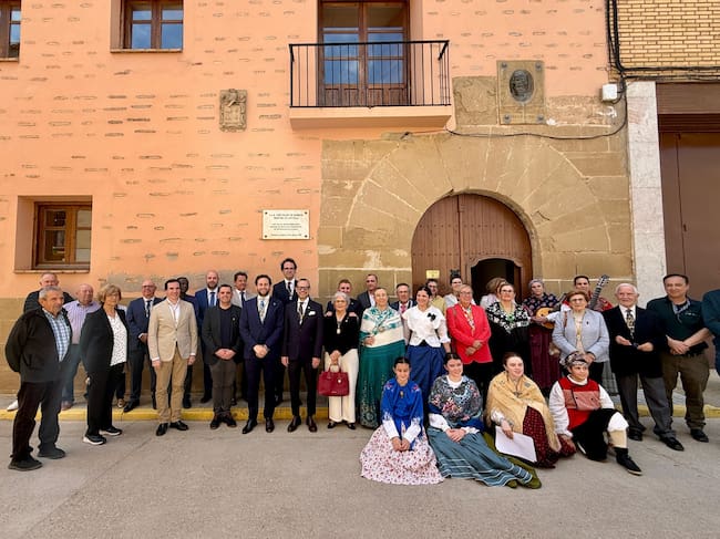 Participantes en la celebración del 50º aniversario del Instituto de Estudios Sijenenses, a las puertas de la casa natal de Miguel Servet