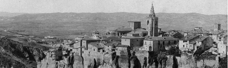 Vistas de la catedral de Cuenca desde la hoz del Huécar en 1870.