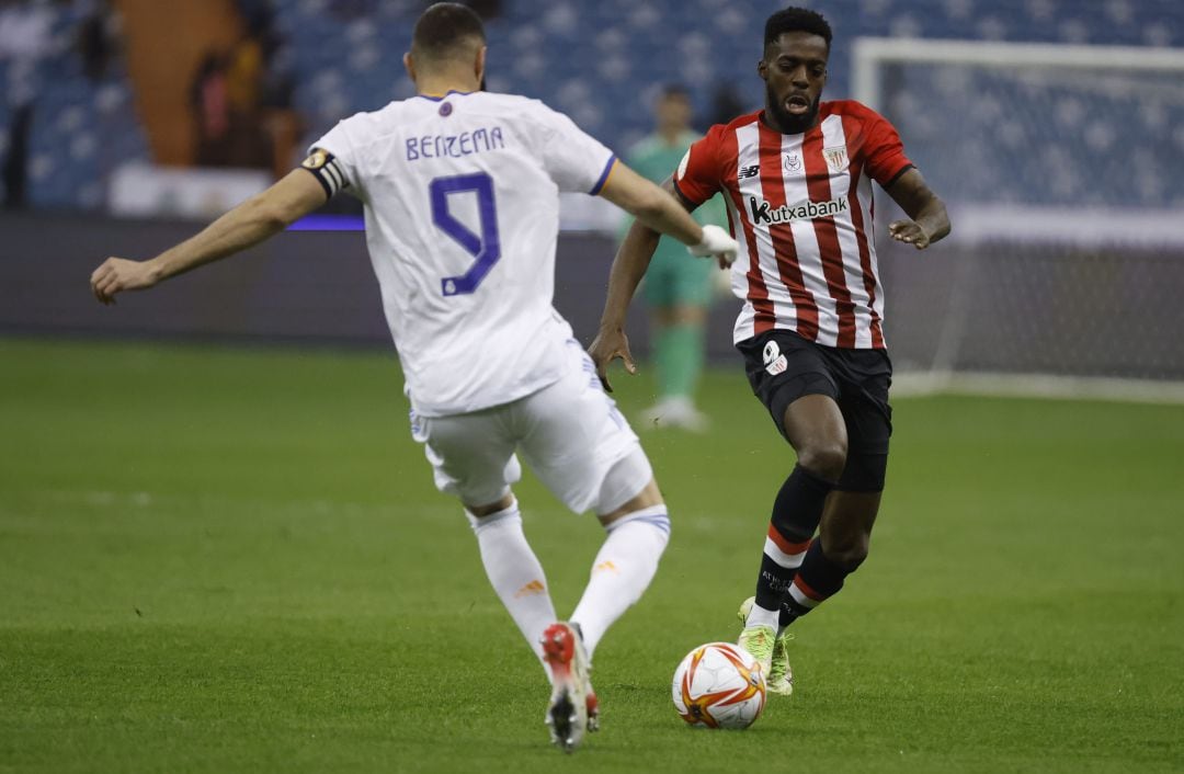 Iñaki Williams, ante Karim Benzema