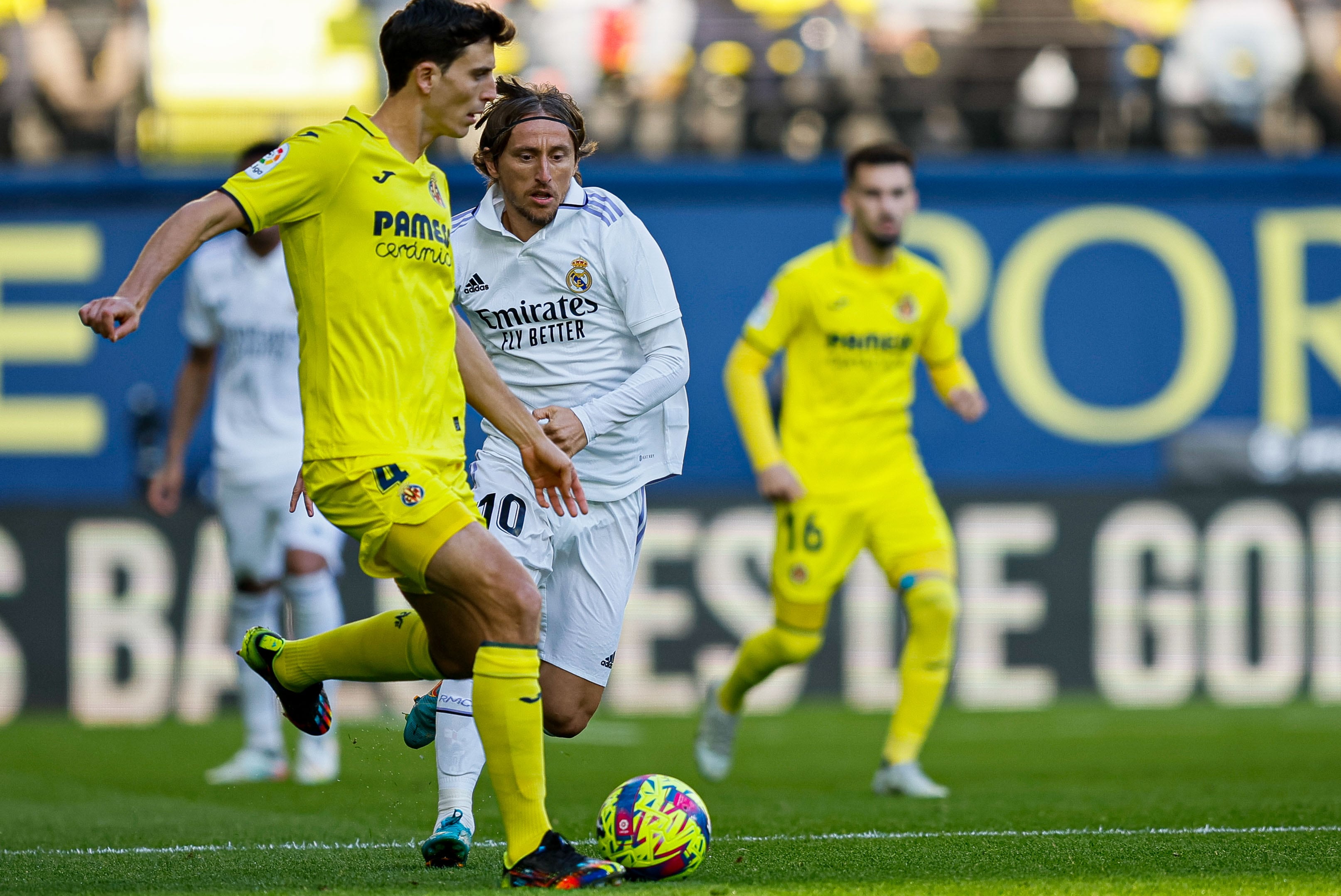 VILLARREAL, 07/01/2023.-El defensa del Villarreal Pau Torres (i) y el centrocampista croata del Real Madrid Luka Modric durante el partido de la jornada 16 de LaLiga Santander que el Villarreal y el Real Madrid disputan este sábado en el estadio de La Cerámica en Villarreal.- EFE / Biel Aliño
