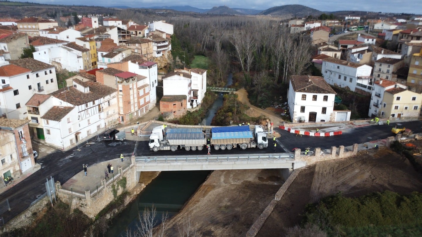 Imagen aérea del puente de Landete durante las pruebas de carga en diciembre de 2025