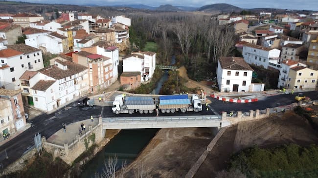 Imagen aérea del puente de Landete durante las pruebas de carga en diciembre de 2025