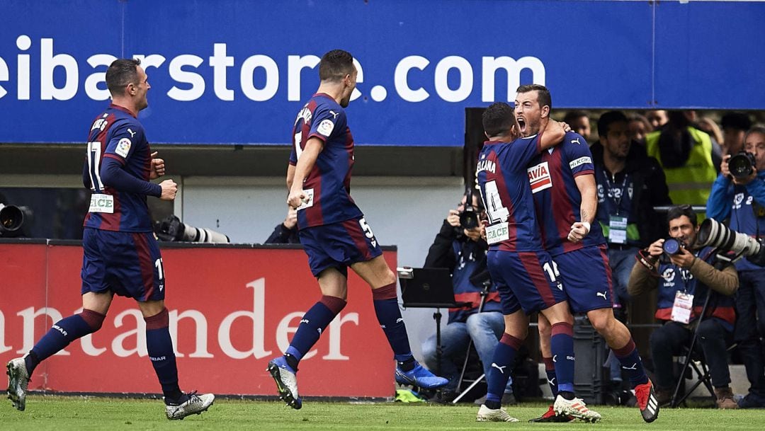 Los jugadores del Eibar celebran el 2-0 logrado contra el Madrid