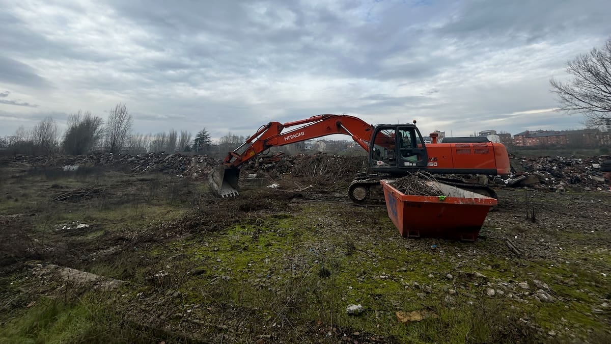 El ayuntamiento de Ponferrada empieza a retirar 20.000 toneladas de escombros en un vertedero ilegal de Flores del Sil