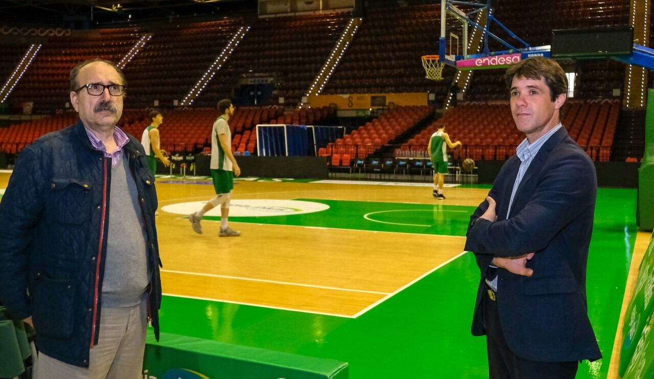 El concejal David Guevara, a la derecha, en la pista deportiva del Pabellón de San Pablo