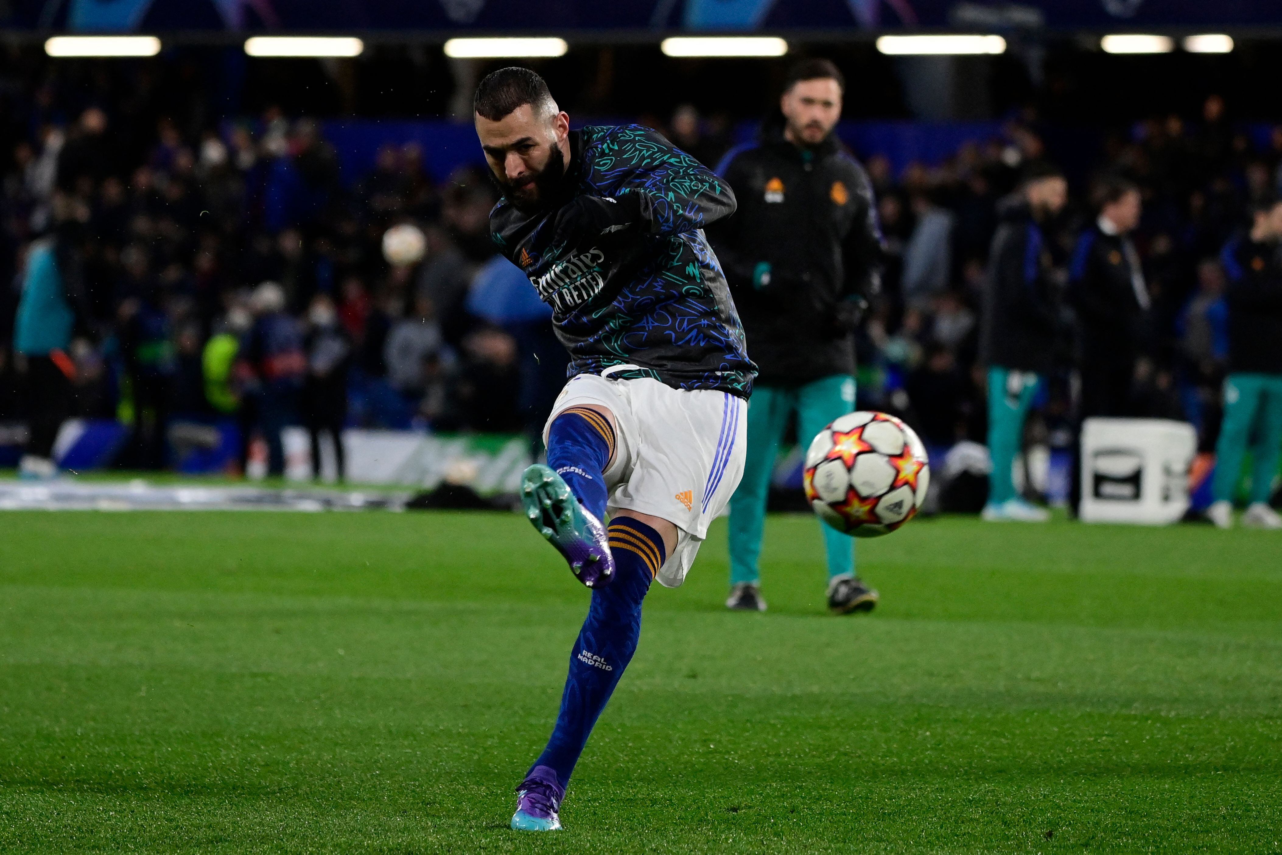 Benzema dispara a puerta en el calentamiento, ante la atenta mirada de Davide Ancelotti