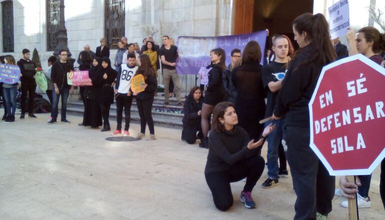 Imatge de la performance que s&#039;ha celebrat a Tarragona en el dia contra la violència masclista. 