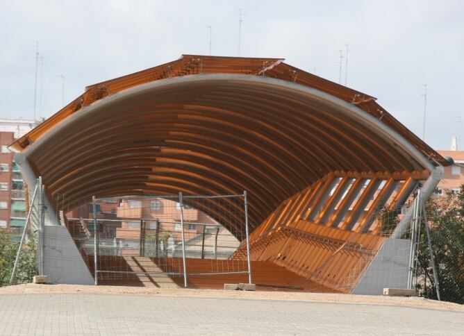 Aspecto que presenta el "cuc de llum", la pasarela peatonal que conecta Moreras con el Grao