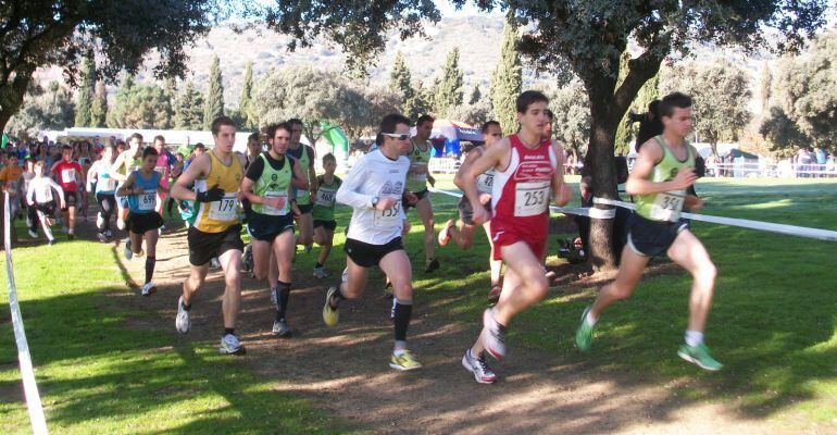 Varios atletas corren durante una prueba del Circuito de Campo a través celebrada en La Garza, Linares.