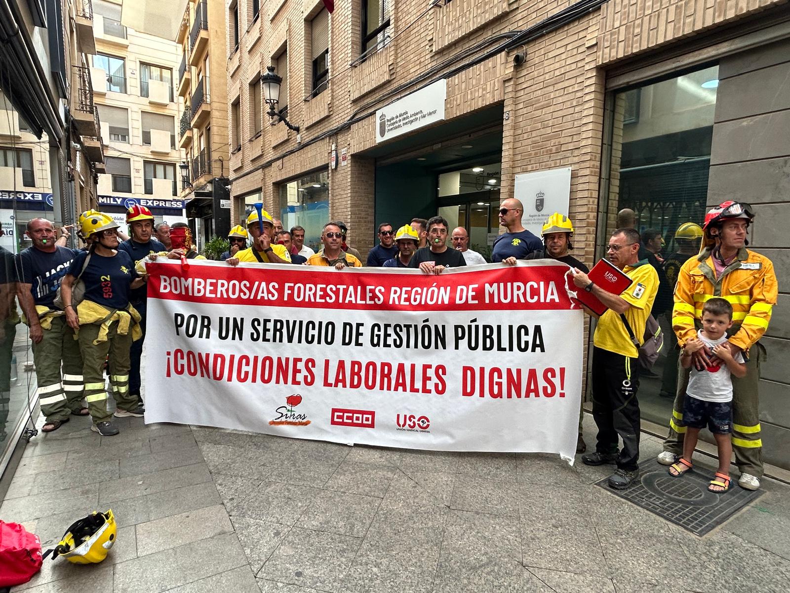 Bomberos forestales protestan a las puertas de la consejería de Medio Ambiente para reclamar mejoras laborales y una gestión pública del servicio