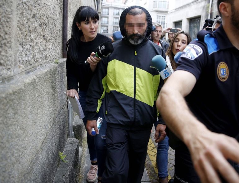 El dueño de la pirotecnia La Gallega, a la salida del juzgado. 