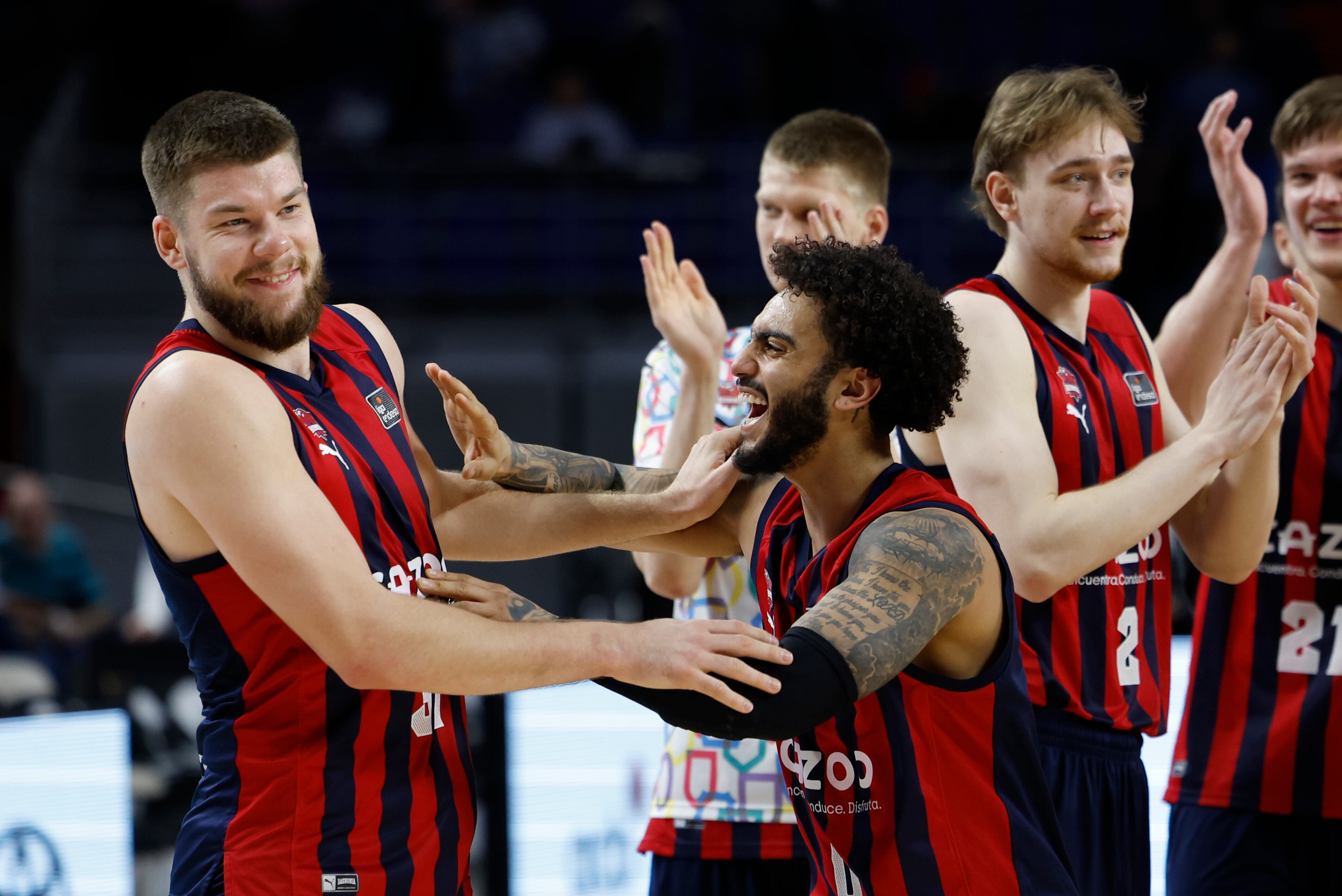 Los jugadores del Baskonia celebran la victoria tras el partido de la jornada 23 de la Liga ACB que Real Madrid y Baskonia jugaron este domingo en el WiZink Center, en Madrid. EFE/Daniel González