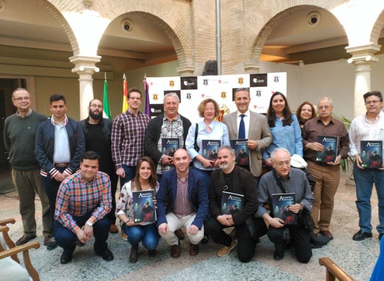 El alcalde A.J. Rodriguez junto a los participantes en la realización del número 59 del Anuario de Cazorla