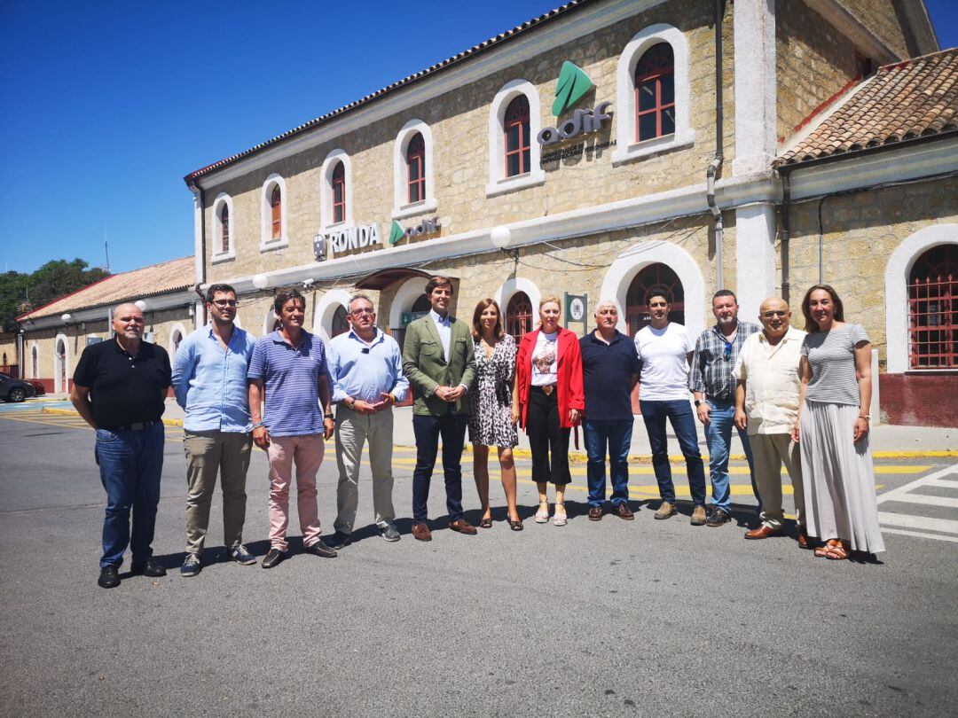 Los diputados nacionales del Partido Popular, Pablo Montesinos y Carolina España, han apoyadodo a los alcaldes reunidos en la estación de trenes de Ronda