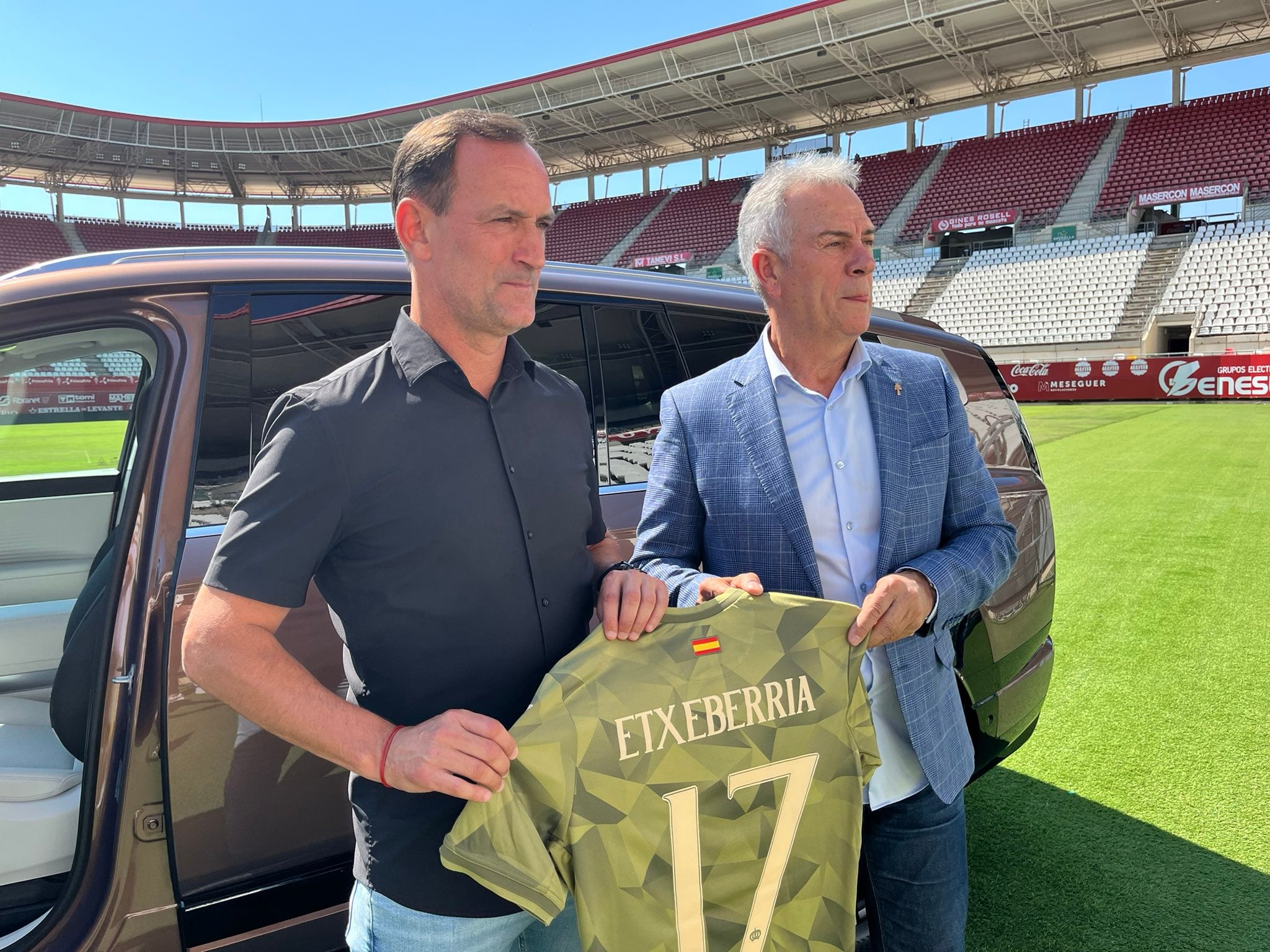 Joseba Etxeberria junto a Felipe Moreno en su presentación