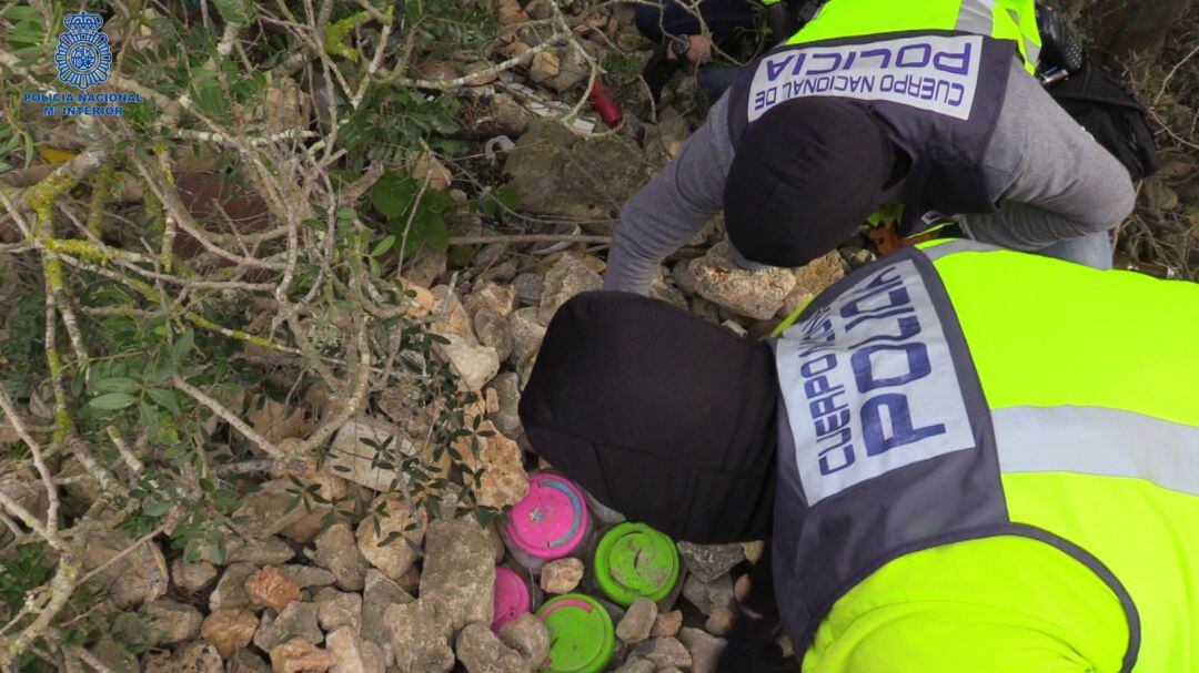 Detenidos por delitos contra la salud pública y pertenencia a grupo criminal en Mallorca. 
 Escondían la droga en oquedades de &#039;marjades&#039;
 
 SOCIEDAD 
 POLICÍA
 