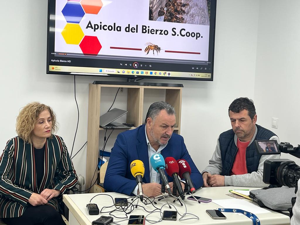 El alcalde de Camponaraya, Eduardo Morán en el centro junto al secretario de la cooperativa, Javier Morán y la coordinadora comarcal de la Junta, Silvia Franco