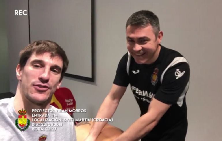 Dani Llorente (d) junto a Viran Morros en un video del jugador español durante una sesión de fisioterapia.